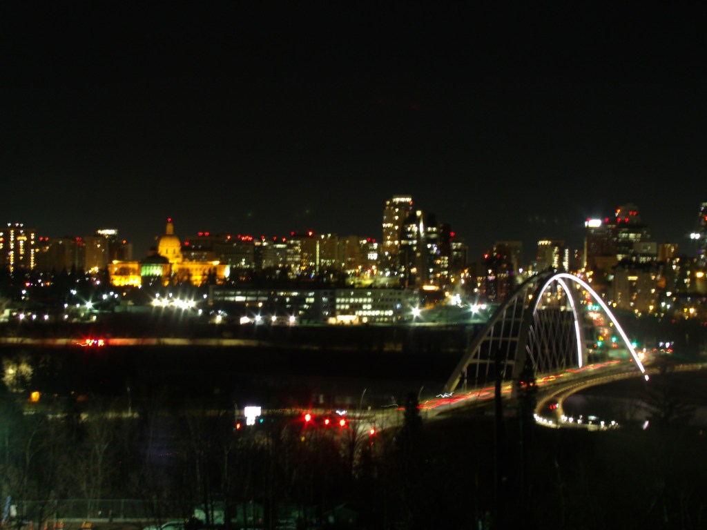 Vu du centre-ville d'Edmonton de nuit, arche du pont illuminé et le bâtiment du parlement albertain sont les points focaux de ce profil urbain.