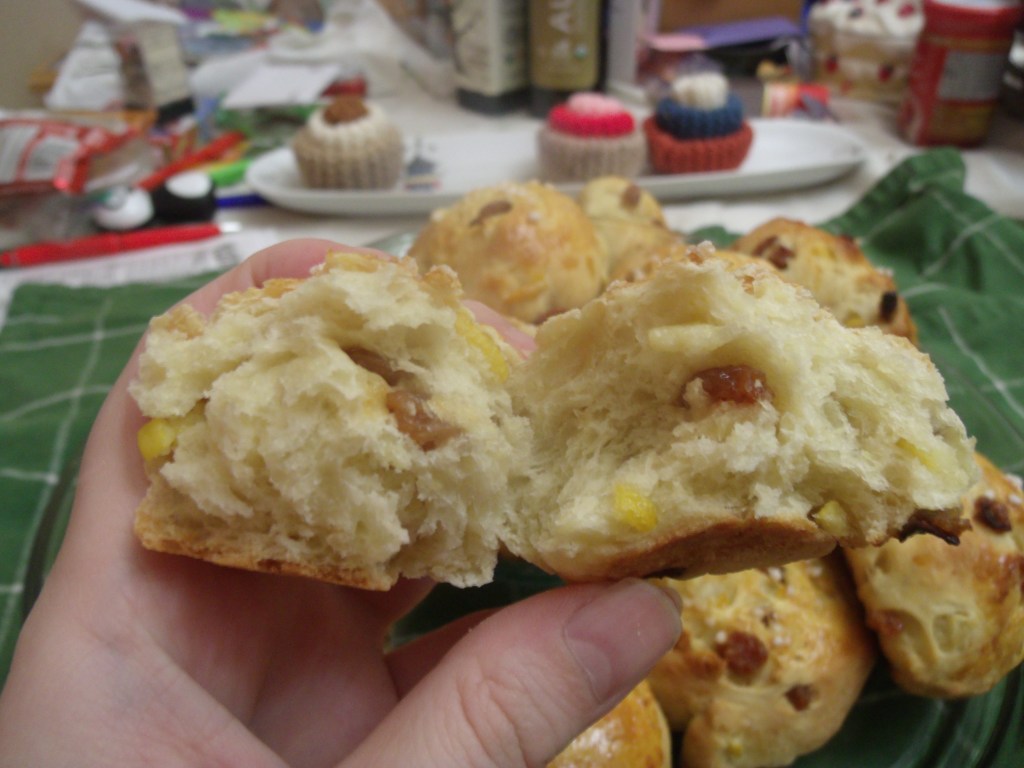 L'intérieur d'un de mes Bath buns, des petits pains dorées, on voit quelques raisins secs et morceaux d'écorce de citron.