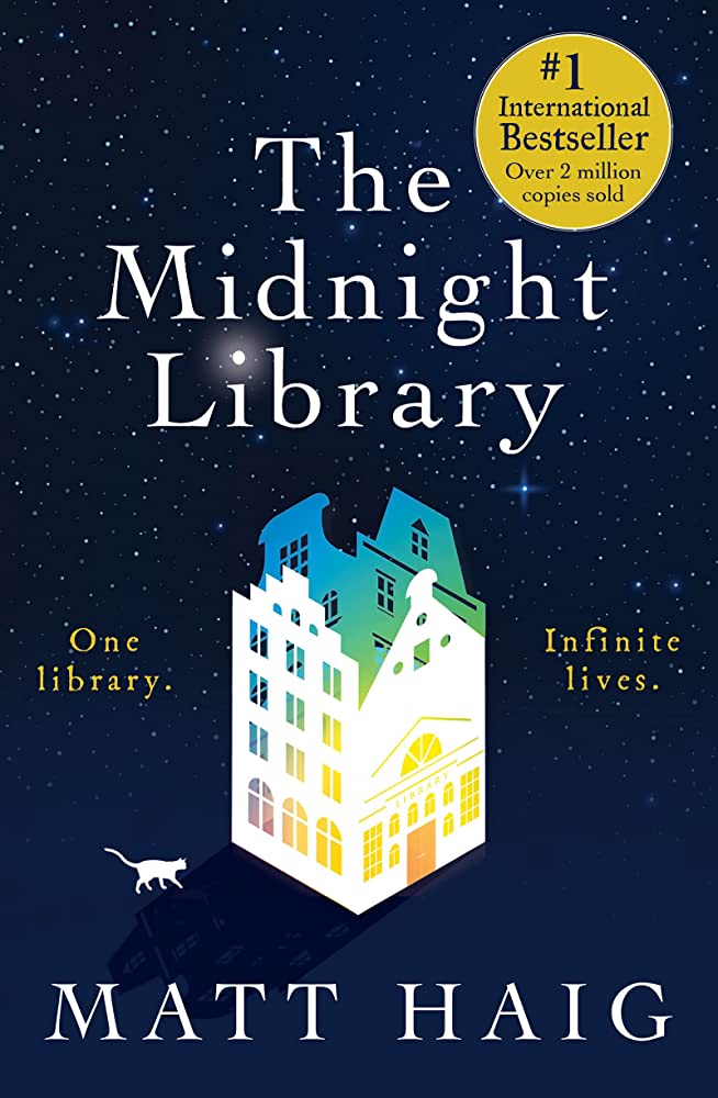 Couverture du livre The Midnight library figurant un édifice fait de murs factices et une silhouette de chat qui se dirige vers l'édifice.