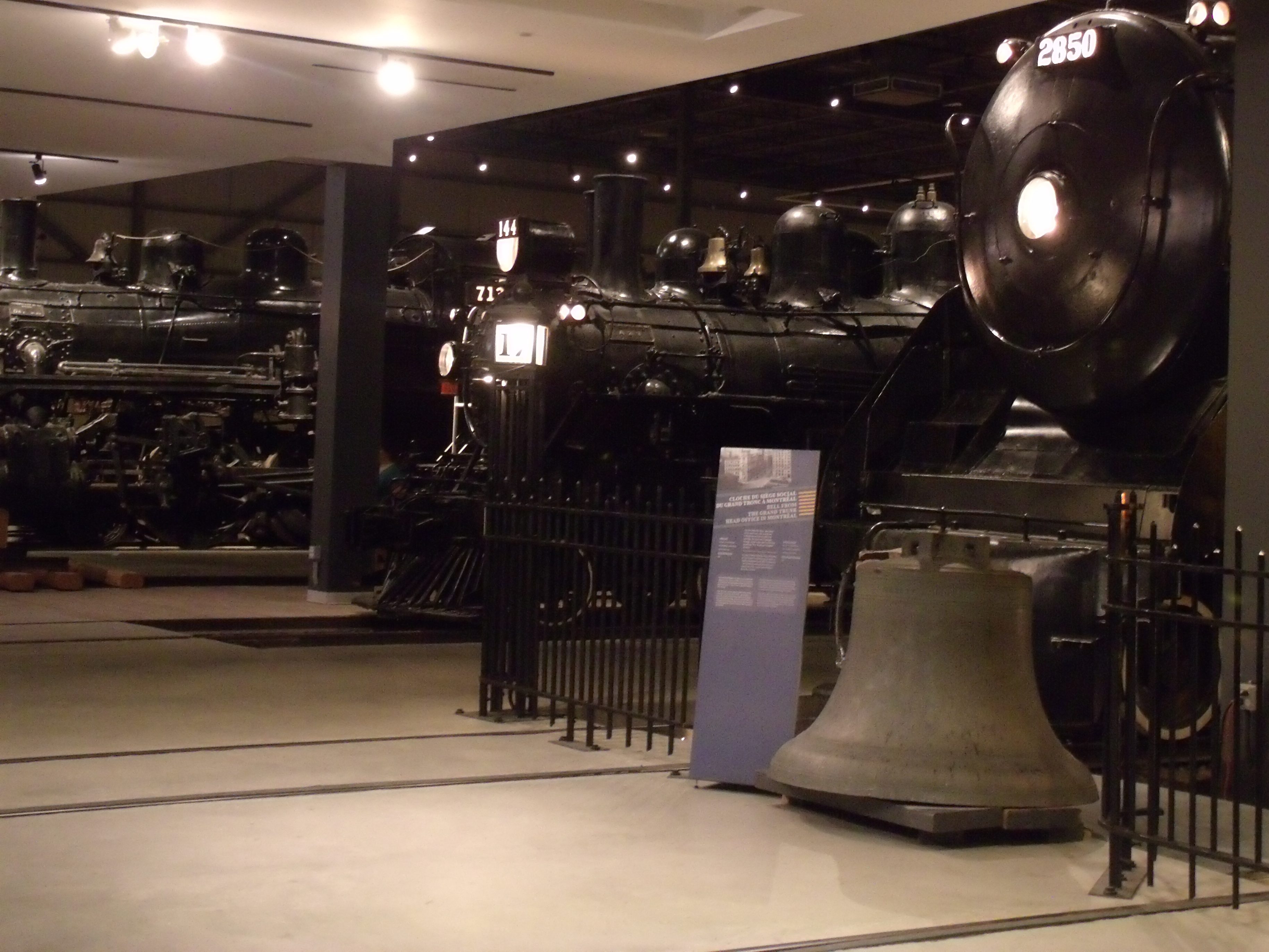 Des locomotives et posé au sol, la grosse cloche de la gare centrale de Montréal (anciennement)