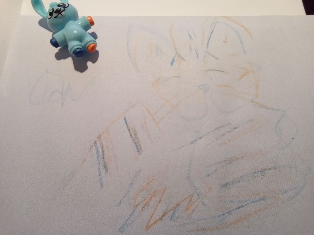 En quelques traits de crayons de cire, portrait caricaturé de Clément le chat allongé en deux tons, bleu et orange.