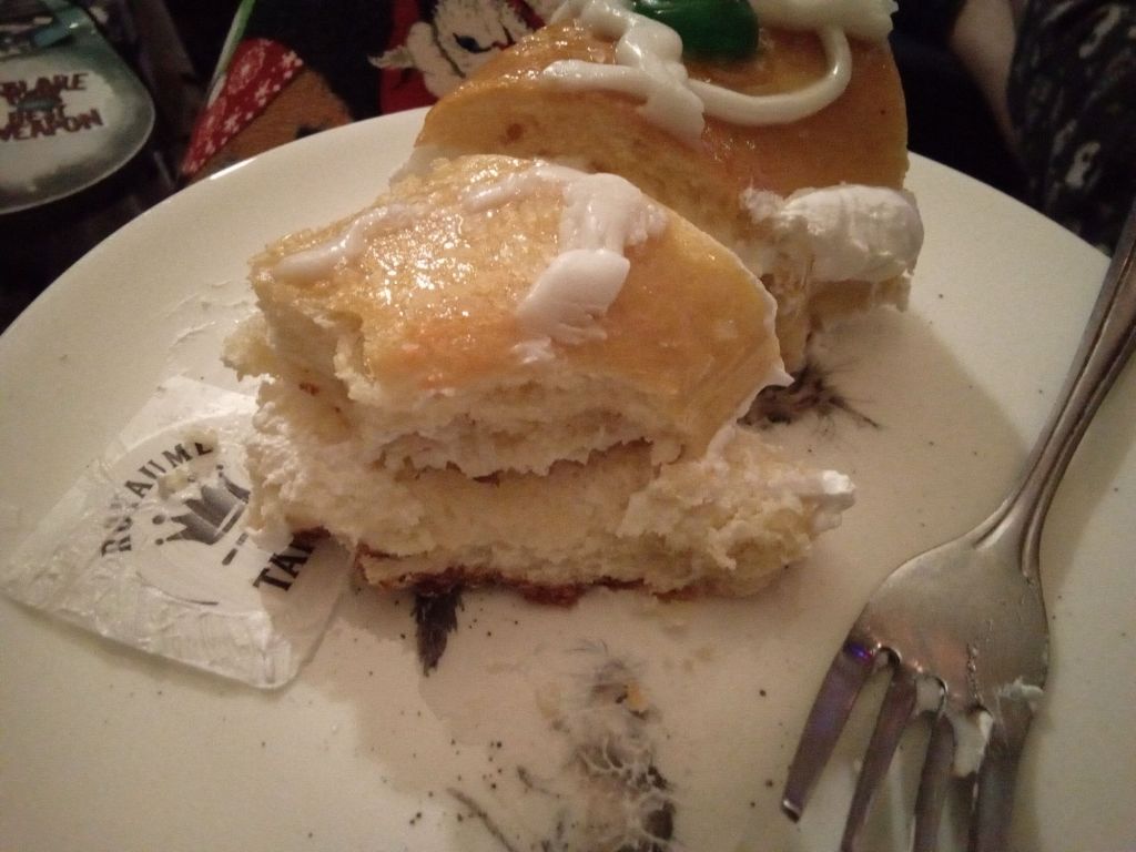 Dans la part de couronne des rois briochées remis post-hume à Clément le chat, j'ai trouvé le sujet - un jeton plastifié blanc avec le logo du Royaume de la tarte.