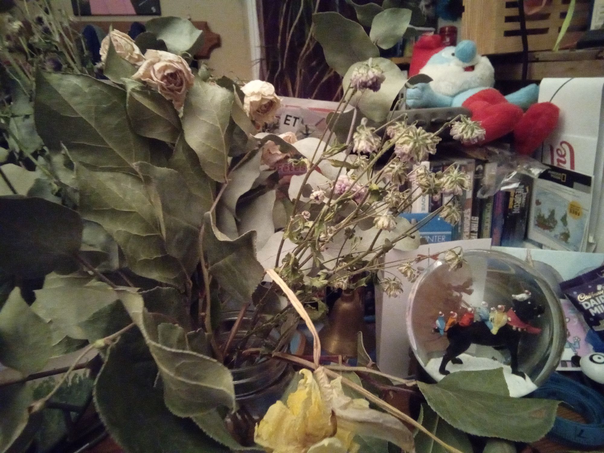 Le bouquet de fleurs pour Clément maintenant asséché